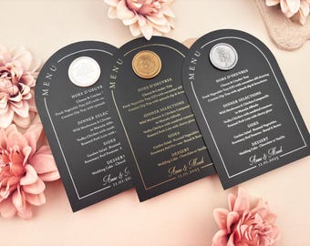 Menú de boda en acrílico negro mate con sello de cera y lámina metálica, corte personalizado.