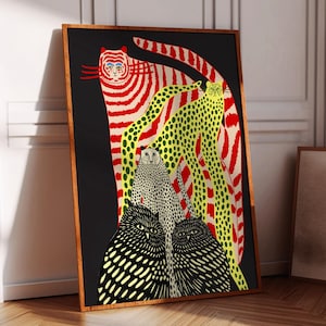 Op de afbeelding: Een rechthoekige ingelijste kunstdruk met een zwarte achtergrond en een verticale rangschikking van gestileerde dieren. De illustratie bevat een grote rood-wit gestreepte tijger, een felgele luipaard met groene stippen en twee uilen.