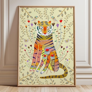 Puede incluir: Una impresi&oacute;n de arte mural vertical enmarcada que presenta un tigre estilizado en tonos naranja, amarillo y azul. El tigre est&aacute; rodeado de tallos florales coloridos, p&aacute;jaros peque&ntilde;os y mariposas sobre un fondo amarillo p&aacute;lido con hojas.