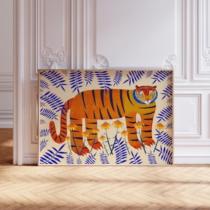 Puede incluir: Una l&aacute;mina de arte mural rectangular que muestra un tigre naranja estilizado con rayas negras de pie entre flores amarillas y hojas azules sobre un fondo crema, todo ello dentro de un marco de madera fino.