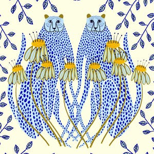 Puede incluir: Dos leopardos azules y blancos con manchas se encuentran en un campo de flores amarillas y blancas. Los leopardos est&aacute;n delineados en oro y las flores tienen tallos dorados. El fondo es amarillo claro con hojas azules y blancas.