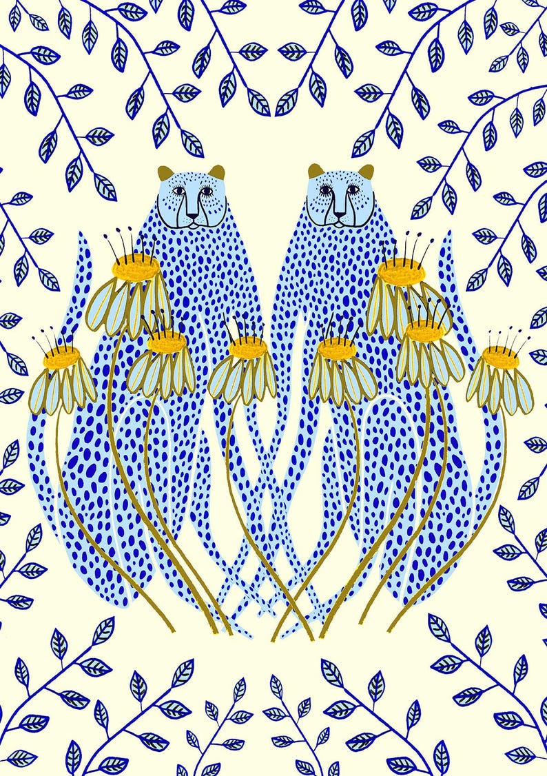 Puede incluir: Dos leopardos azules y blancos con manchas se encuentran en un campo de flores amarillas y blancas. Los leopardos est&aacute;n delineados en oro y las flores tienen tallos dorados. El fondo es amarillo claro con hojas azules y blancas.