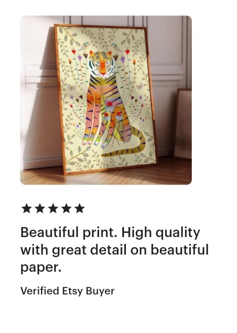 Puede incluir: Una l&aacute;mina de arte enmarcada rectangular que presenta un tigre estilizado en tonos naranja, amarillo y azul, rodeado de delicados tallos florales, hojas y peque&ntilde;os p&aacute;jaros sobre un fondo crema p&aacute;lido, en un marco de madera sencillo.