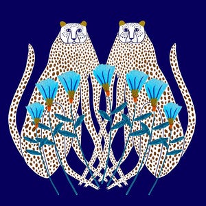 Puede incluir: Dos guepardos blancos con manchas marrones est&aacute;n sentados espalda con espalda en un campo de flores azules con centros naranjas. El fondo es de color azul oscuro.