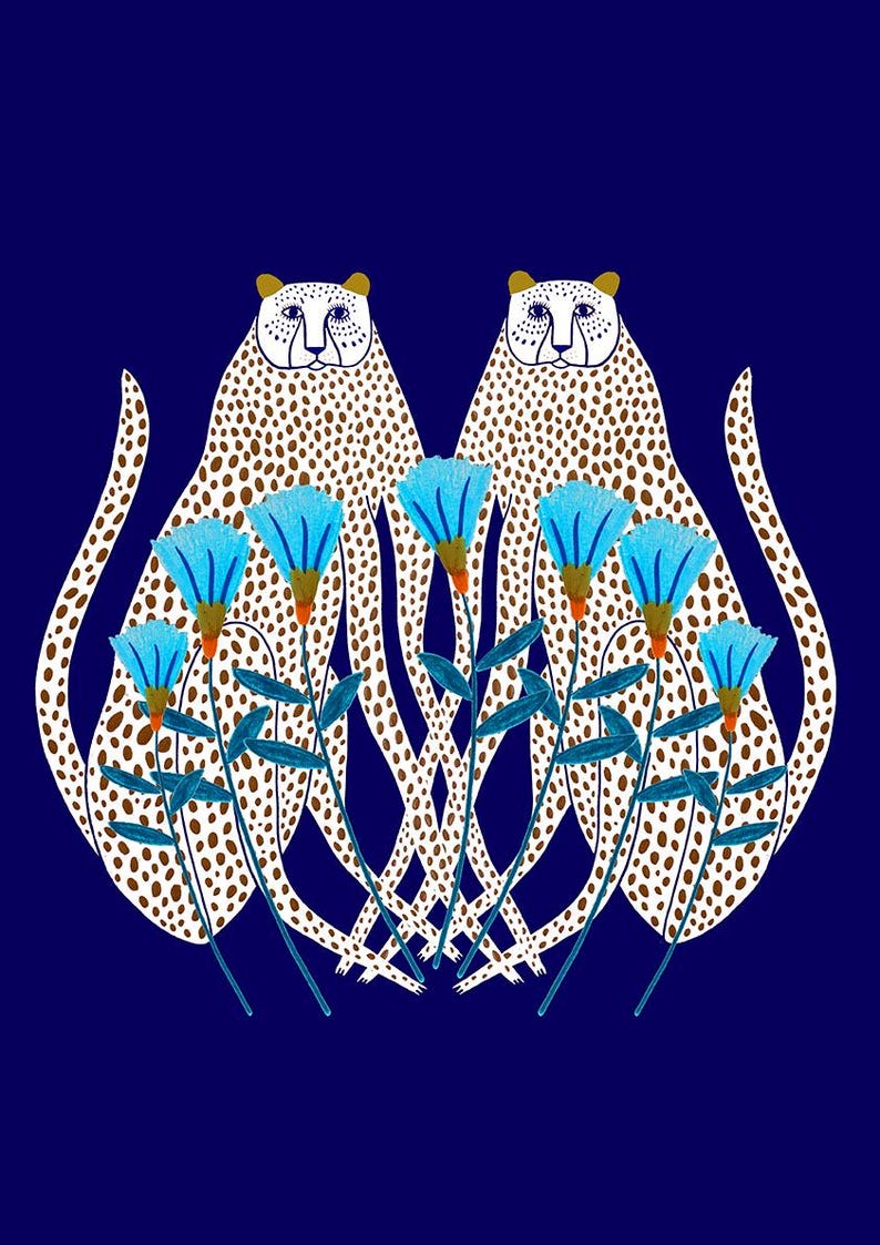 Puede incluir: Dos guepardos blancos con manchas marrones est&aacute;n sentados espalda con espalda en un campo de flores azules con centros naranjas. El fondo es de color azul oscuro.