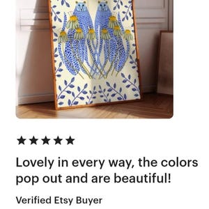 Puede incluir: Una impresi&oacute;n enmarcada de un dise&ntilde;o abstracto azul y blanco con dos animales estilizados con elementos florales. El fondo es de color crema claro.