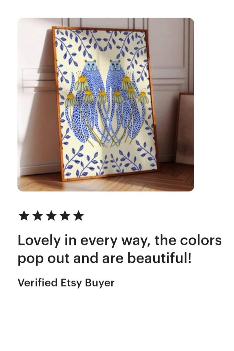 Puede incluir: Una impresi&oacute;n enmarcada de un dise&ntilde;o abstracto azul y blanco con dos animales estilizados con elementos florales. El fondo es de color crema claro.