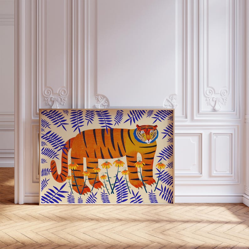 Puede incluir: Una l&aacute;mina de arte mural rectangular que muestra un tigre naranja estilizado con rayas negras de pie entre flores amarillas y hojas azules sobre un fondo crema, todo ello dentro de un marco de madera fino.
