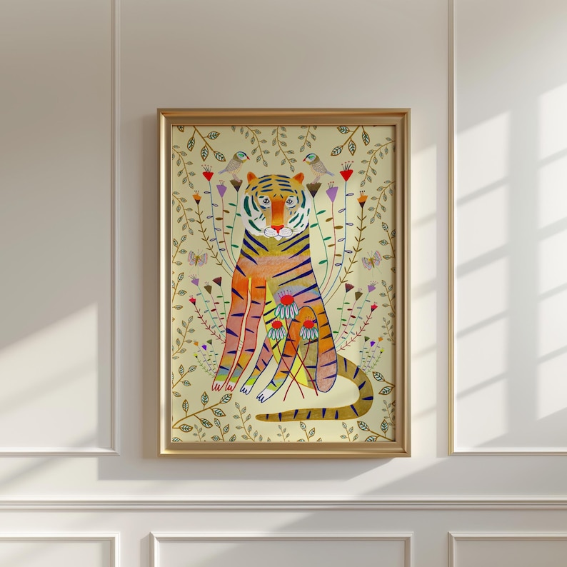 Puede incluir: Una l&aacute;mina de arte mural enmarcada que muestra un tigre estilizado en tonos naranja, azul y amarillo, rodeado de flores coloridas, p&aacute;jaros peque&ntilde;os y mariposas sobre un fondo crema claro, todo dentro de un marco fino de color dorado.