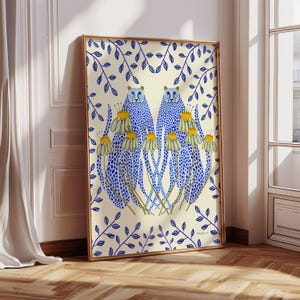 Puede incluir: Dos osos azules y blancos con estampado se encuentran en un campo de flores amarillas con hojas azules y blancas. El fondo es de color crema.