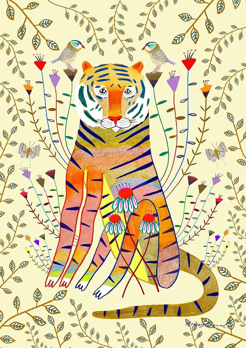 Puede incluir: Una colorida ilustraci&oacute;n de un tigre sentado en el centro, rodeado de flores estilizadas, ramas finas con hojas, dos p&aacute;jaros peque&ntilde;os posados en tallos de flores y dos mariposas, sobre un fondo amarillo p&aacute;lido con una firma en la parte inferior.