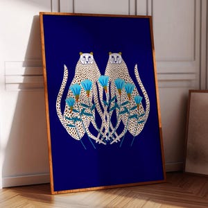 Puede incluir: Dos guepardos blancos con manchas negras se representan en un dise&ntilde;o sim&eacute;trico sobre un fondo azul oscuro. Los guepardos est&aacute;n mirando hacia adelante y est&aacute;n rodeados de flores azules con centros amarillos.