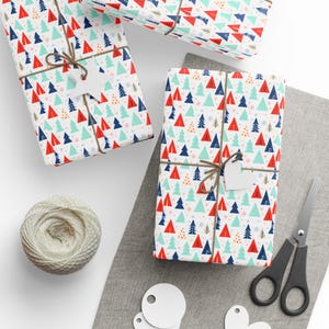 Papel de regalo navideño con estampado abstracto de árboles / Papel de regalo festivo / Embalaje para regalos navideños /