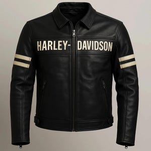 Può includere: Giacca in pelle nera con la scritta "HARLEY-DAVIDSON" sul petto. La giacca ha una chiusura con zip, un colletto e strisce color crema sulle maniche. Classico design da giacca da motociclista.