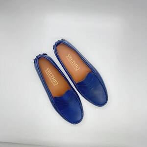 Comfortable women’s leather flats in dark taupe
