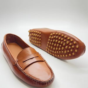 Lightweight and flexible leather shoes in taupe