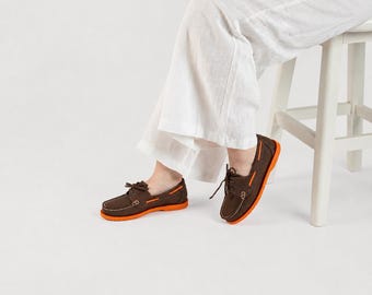 Mocasines de piel para mujer con cordones, estilo mocasín, cómodos y casuales para uso diario, color marrón con suela naranja.