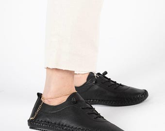 Sapatilhas femininas de couro com cadarço, feitas à mão, minimalistas e confortáveis, para uso casual no dia a dia.