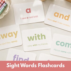 Puede incluir: Un conjunto de tarjetas educativas rectangulares blancas con palabras comunes en varios colores pastel. Cada tarjeta muestra una palabra grande y una oración correspondiente, como a, and, away, with, come y find, junto a lápices de colores.