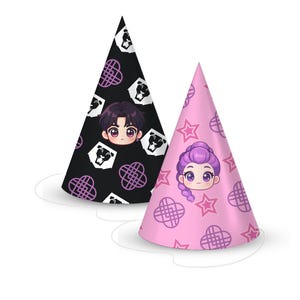 Pode incluir: Dois chapéus de festa. Um é preto com um padrão de nós roxos, rostos de panda e um rosto de desenho animado. O outro é rosa com estrelas, nós roxos e um rosto de desenho animado. Ambos têm uma corda branca.