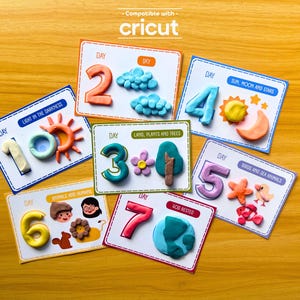 Könnte beinhalten: Sieben farbenfrohe Karten, die die Schöpfungstage mit Tonfiguren darstellen. Die Karten zeigen Zahlen, Illustrationen von Sonne, Mond, Sternen und Tieren sowie den Text "Compatible with Cricut."