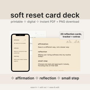 Könnte beinhalten: Ein digitales Produkt namens "soft reset card deck", erhältlich als druckbarer, digitaler, sofortiger PDF- und PNG-Download. Das Bild zeigt ein Smartphone mit Affirmationen, Reflexionen und kleinen Schritten sowie eine Karte mit ähnlichem Inhalt. Enthält 20 Reflexionskarten, einen Tracker und Extras.