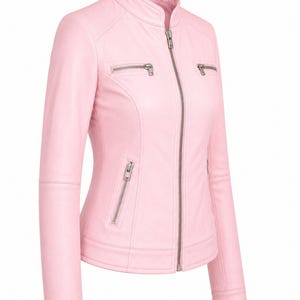 Puede incluir: Una chaqueta de color rosa claro con cuello alzado, cremallera frontal completa y dos bolsillos con cremallera en el pecho. La chaqueta incluye dos bolsillos adicionales con cremallera en la cintura y mangas largas con costuras en los pu&ntilde;os.