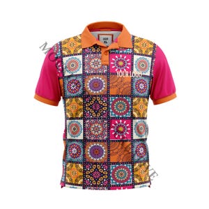 Op de afbeelding: Een poloshirt met korte mouwen en een kleurrijk patchwork-ontwerp. Het shirt heeft een mix van oranje, roze en andere kleuren. De kraag en mouwen zijn effen oranje en roze. De tekst "YOUR LOGO" is zichtbaar.