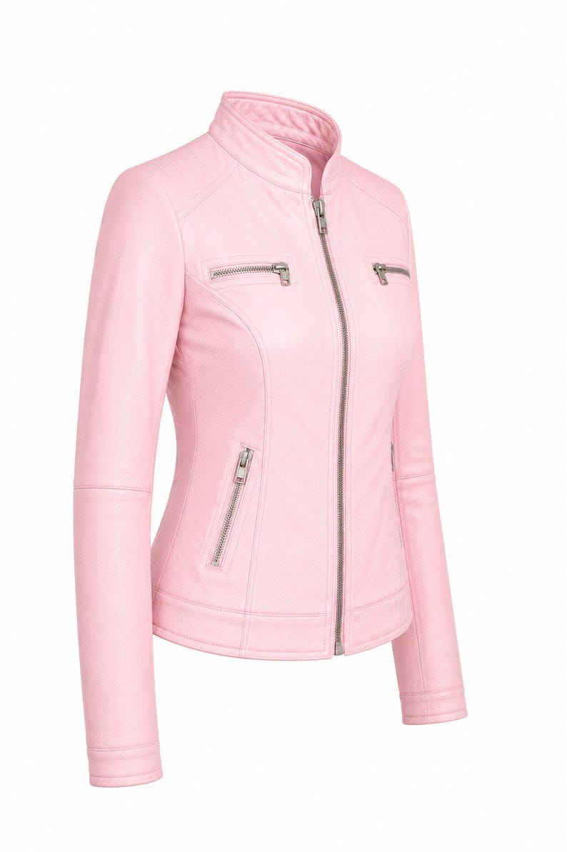Puede incluir: Una chaqueta de color rosa claro con cuello alzado, cremallera frontal completa y dos bolsillos con cremallera en el pecho. La chaqueta incluye dos bolsillos adicionales con cremallera en la cintura y mangas largas con costuras en los pu&ntilde;os.