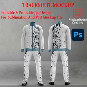 Op de afbeelding: Witte trainingspak mockup met een geometrisch ontwerp in grijstinten en blauwgroen. De jas en broek hebben een jas met volledige ritssluiting en een bijpassende broek. De tekst "TRACKSUITE MOCKUP" en andere tekst is zichtbaar bovenaan de afbeelding.