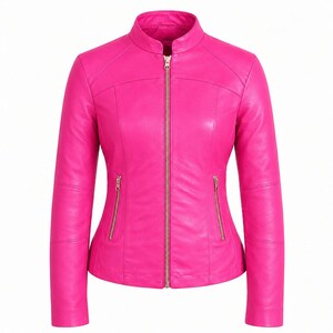 K&ouml;nnte beinhalten: Eine leuchtend pinke Jacke mit Stehkragen, einem durchgehenden Rei&szlig;verschluss in der Mitte und zwei schr&auml;gen Seitentaschen mit Metallrei&szlig;verschl&uuml;ssen. Das Kleidungsst&uuml;ck hat lange &Auml;rmel mit horizontalen N&auml;hten und eine taillierte Passform.