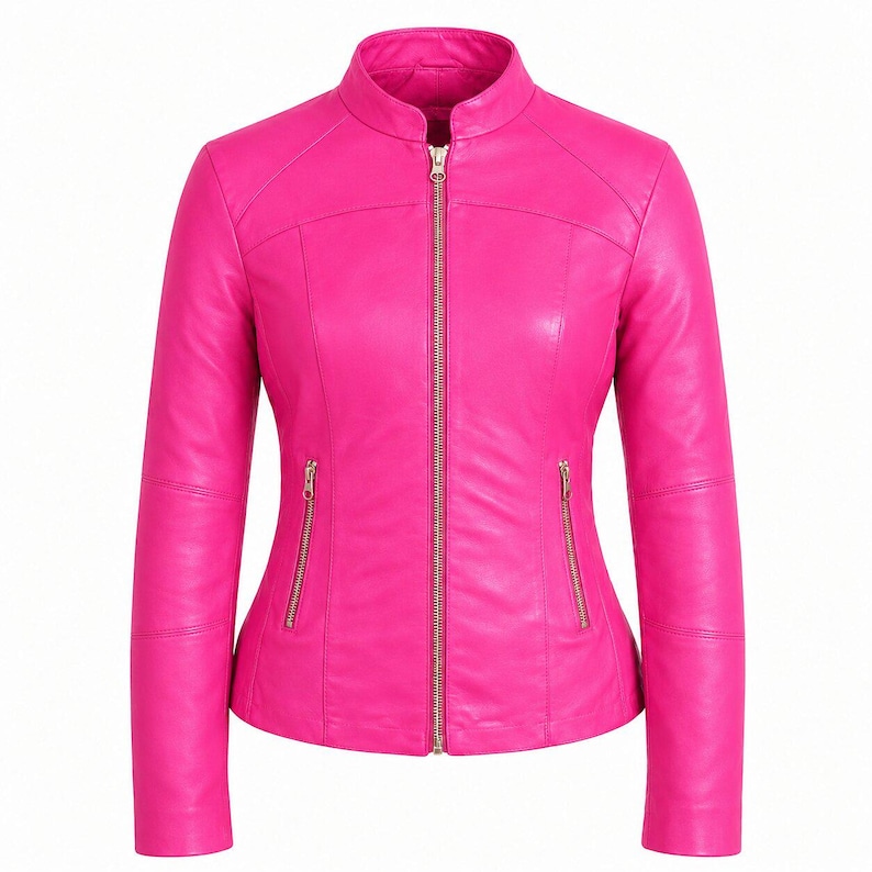 K&ouml;nnte beinhalten: Eine leuchtend pinke Jacke mit Stehkragen, einem durchgehenden Rei&szlig;verschluss in der Mitte und zwei schr&auml;gen Seitentaschen mit Metallrei&szlig;verschl&uuml;ssen. Das Kleidungsst&uuml;ck hat lange &Auml;rmel mit horizontalen N&auml;hten und eine taillierte Passform.