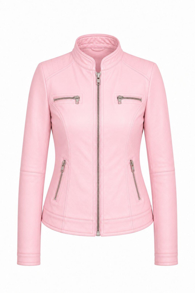 Puede incluir: Una chaqueta de color rosa claro con cuello alzado, una cremallera central completa y cuatro bolsillos con cremallera. Dos bolsillos horizontales con cremallera se sit&uacute;an en el pecho y dos verticales se encuentran en la cintura.