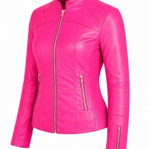 K&ouml;nnte beinhalten: Eine leuchtend pinkfarbene Jacke mit Stehkragen, durchgehendem Frontrei&szlig;verschluss und zwei vertikalen Rei&szlig;verschlusstaschen auf der Vorderseite. Die langen &Auml;rmel haben zus&auml;tzliche vertikale Rei&szlig;verschl&uuml;sse an den Manschetten und sichtbare N&auml;hte.