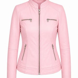 Puede incluir: Una chaqueta de color rosa claro con cuello alzado, una cremallera central completa y cuatro bolsillos con cremallera. Dos bolsillos horizontales con cremallera se sit&uacute;an en el pecho y dos verticales se encuentran en la cintura.