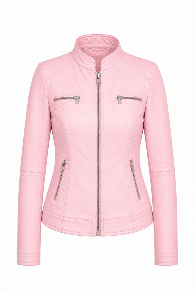 Puede incluir: Una chaqueta de color rosa claro con cuello alzado, una cremallera central completa y cuatro bolsillos con cremallera. Dos bolsillos horizontales con cremallera se sit&uacute;an en el pecho y dos verticales se encuentran en la cintura.