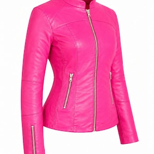 K&ouml;nnte beinhalten: Eine leuchtend pinke Jacke mit Stehkragen, durchgehendem Frontrei&szlig;verschluss und zwei schr&auml;gen Rei&szlig;verschlusstaschen auf der Vorderseite. Die langen &Auml;rmel haben vertikale Rei&szlig;verschl&uuml;sse an den B&uuml;ndchen und das Kleidungsst&uuml;ck ist tailliert geschnitten.