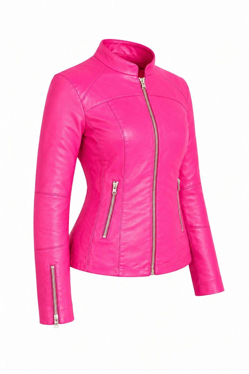 K&ouml;nnte beinhalten: Eine leuchtend pinke Jacke mit Stehkragen, durchgehendem Frontrei&szlig;verschluss und zwei schr&auml;gen Rei&szlig;verschlusstaschen auf der Vorderseite. Die langen &Auml;rmel haben vertikale Rei&szlig;verschl&uuml;sse an den B&uuml;ndchen und das Kleidungsst&uuml;ck ist tailliert geschnitten.