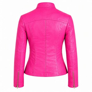 K&ouml;nnte beinhalten: Eine leuchtend pinkfarbene Lederjacke in der R&uuml;ckansicht mit strukturiertem Kragen, vertikalen Nahtdetails entlang des Rumpfes und langen &Auml;rmeln mit metallisch goldfarbenen Rei&szlig;verschl&uuml;ssen an den Manschetten f&uuml;r eine schmale Passform.