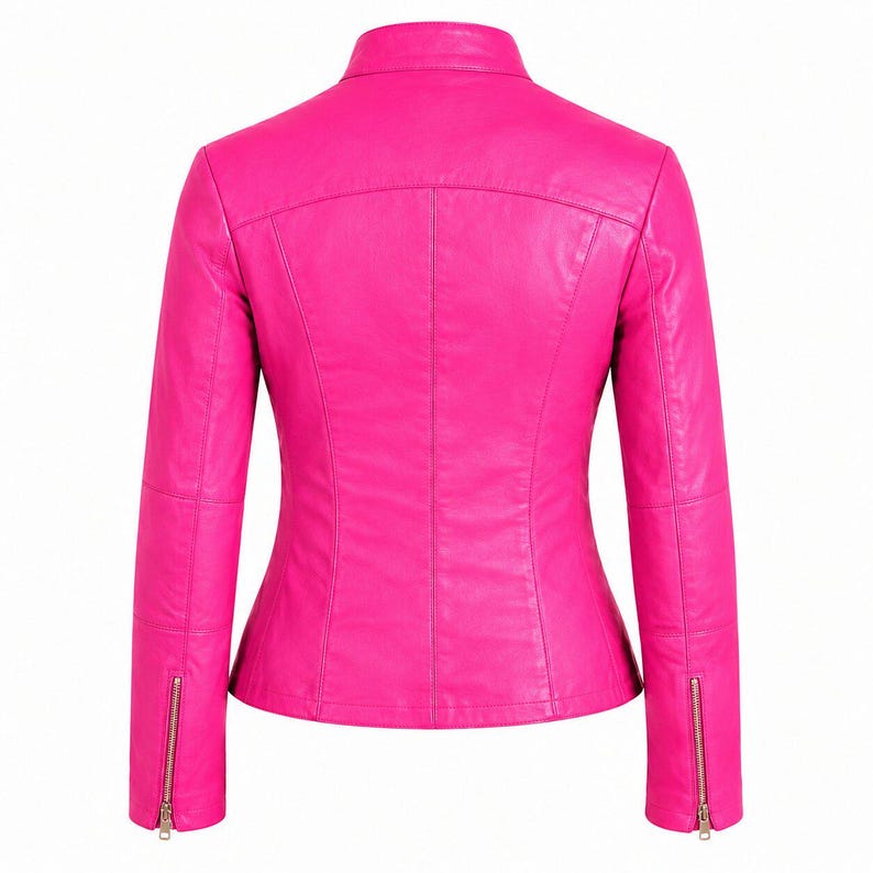 K&ouml;nnte beinhalten: Eine leuchtend pinkfarbene Lederjacke in der R&uuml;ckansicht mit strukturiertem Kragen, vertikalen Nahtdetails entlang des Rumpfes und langen &Auml;rmeln mit metallisch goldfarbenen Rei&szlig;verschl&uuml;ssen an den Manschetten f&uuml;r eine schmale Passform.