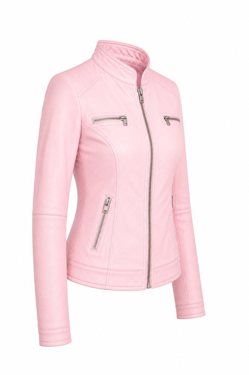 Puede incluir: Una chaqueta de color rosa claro con cuello alzado, cremallera frontal completa y dos bolsillos con cremallera en el pecho. La chaqueta incluye dos bolsillos adicionales con cremallera en la cintura y mangas largas con costuras en los pu&ntilde;os.