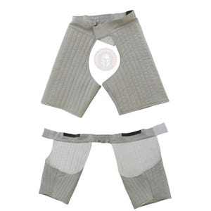 以下が含まれることがあります： 2 ピースの、明るい灰色のパッド入りアーマー。 上部には、伸縮性のあるベルクロ留めのウエストバンドが付いています。 下部は同様のデザインで、キルティングパッドとウエストストラップが付いています。 アーマーは保護と快適さのために設計されています。