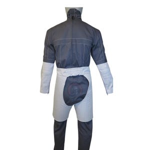 以下が含まれることがあります： 背面から見た、グレーと白のフェンシングスーツ。ハイカラーと袖と脚の白いアクセントが特徴です。スーツにはステッチが見え、ショーツの背面にロゴがあります。