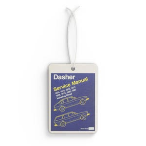 Könnte beinhalten: Rechteckiger Lufterfrischer mit weißem Hintergrund und blau-gelber Grafik. Die Grafik zeigt zwei gelbe Autoillustrationen und den Text "Dasher Service Manual" mit den Modelljahren 1974-1981. Eine weiße Schnur ist zum Aufhängen befestigt.