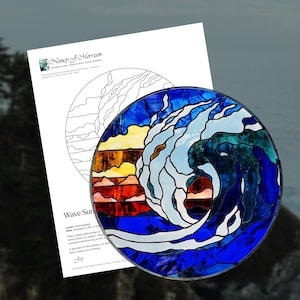 Pode incluir: Uma peça redonda de vitral que retrata uma onda com cores azul, branca e verde-azulado. O desenho da onda é definido contra um pôr do sol com tons de amarelo, laranja e vermelho. Um desenho a traço em preto e branco da onda está no fundo.