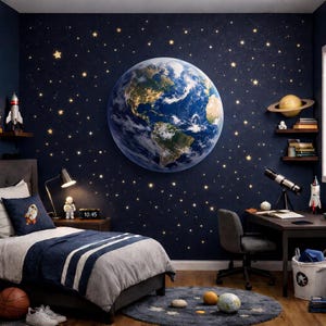 Può includere: Una camera da letto a tema spaziale. Un grande adesivo della Terra è sulla parete blu scuro, circondato da stelle luminose. La stanza presenta un letto con un cuscino a forma di razzo e una scrivania con un telescopio. Un tappeto con pianeti e un pallone da basket.