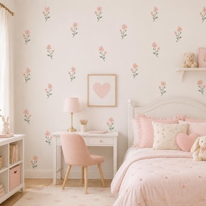 Könnte beinhalten: Ein Set von Wandaufklebern mit kleinen rosa Blumen, grünen Stielen und Blättern. Die Blumenmotive sind in einem verstreuten Muster auf einer weißen Wand angeordnet und dienen als dekoratives Element für die Wandfläche im Innenraum.