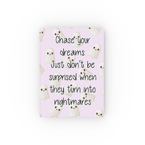 Leuk roze &#39;Chase Your Dreams&#39;-spookt notitieboek | Boek met harde kaft | Grappig notitieboek | Sarcastisch notitieboek | Donkere humor