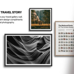 Op de afbeelding: Drie ingelijste prints van reisfotografie. De eerste print is een landschapsfoto van een waterval in een bos. De tweede print is een zwart-witfoto van een rotsformatie. De derde print is een poster van de nationale parken van de Verenigde Staten.