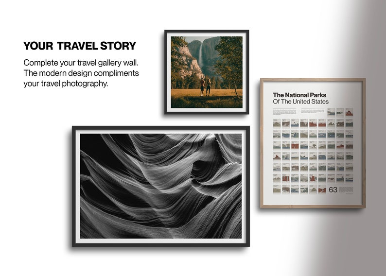Op de afbeelding: Drie ingelijste prints van reisfotografie. De eerste print is een landschapsfoto van een waterval in een bos. De tweede print is een zwart-witfoto van een rotsformatie. De derde print is een poster van de nationale parken van de Verenigde Staten.